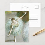 Tänzer in Grün | Edgar Degas Postkarte<br><div class="desc">Tänzer in Green (1883) von der französischen Impressionistin Edgar Degas. Degas ist berühmt für seine pastellfarbenen Zeichnungen und Ölgemälde. Er war Meister bei der Darstellung von Bewegungen, wie man an seinen vielen Werken von Balletttänzern sehen kann. Verwenden Sie die Entwurfstools, um einen benutzerdefinierten Text hinzuzufügen oder das Bild zu personalisieren....</div>