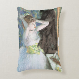 Tänzerin in ihrer Garderobe von Edgar Degas Dekokissen