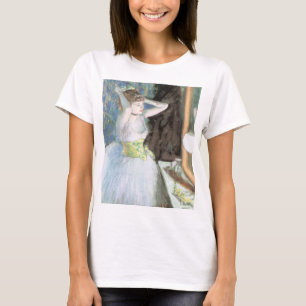 Tänzerin in ihrer Garderobe von Edgar Degas T-Shirt