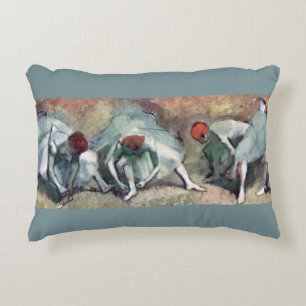 Tänzerinnen schnüren ihre Schuhe von Edgar Degas Dekokissen
