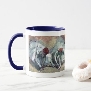 Tänzerinnen schnüren ihre Schuhe von Edgar Degas Tasse