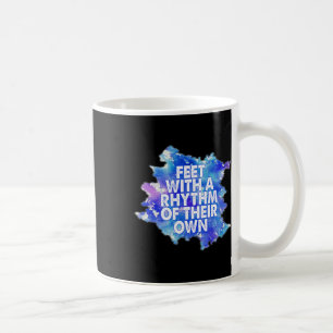 Tanzfüße mit einem Rhythmus ihres eigenen Frauenta Kaffeetasse