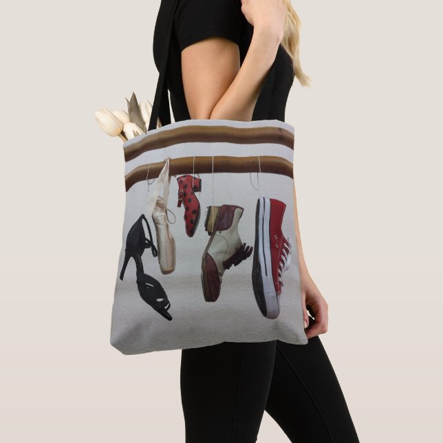 Tanzschuhe, die aus auf dem Totbeutel gedrucktem R Tasche (Von Nahem)
