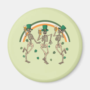 Tanzskelette mit Bier und Kleeblättern Magnet