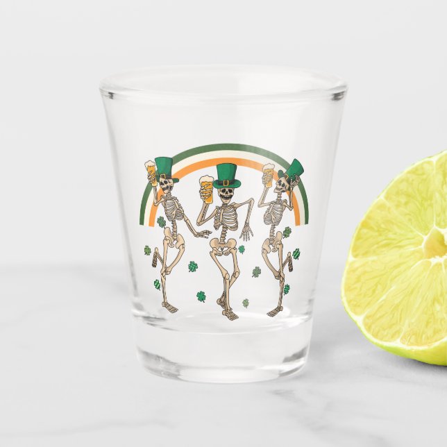 Tanzskelette mit Bier und Kleeblättern Schnapsglas (Vorderseite)