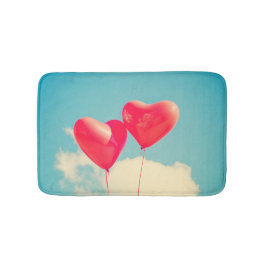 Tapis De Bain Ballons du Coeur Rouge contre ciel nuageux