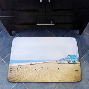 Tapis De Bain Cabine de sauveteur des mouettes de la mer de Cali