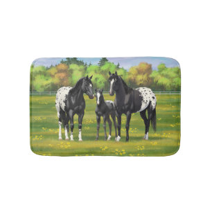 Tapis De Bain Chevaux Appaloosa Noir Dans Les Pâturages D'Été