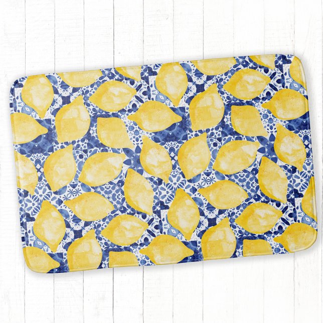 Tapis De Bain Citron bleu méditerranéen Carrelage blanc (Mediterranean yellow watercolor lemons on a blue and white tile pattern background on a bath mat)