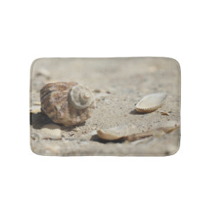 Tapis De Bain Coquillages sur le sable par la mer