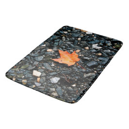 Tapis De Bain Feuille orange sur rochers noirs