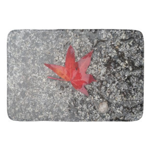 Tapis De Bain Feuille rouge de chute sous la pluie sur route gri