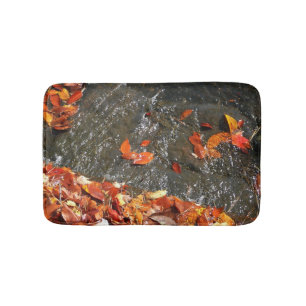 Tapis De Bain Feuilles d'automne dans la cascade I Photographie 