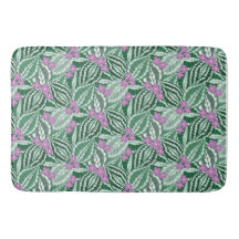 Feuilles verts tropicaux avec fleurs violettes