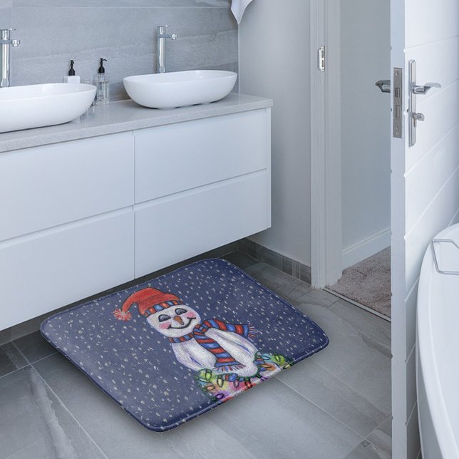 Tapis De Bain Feux de Noël Souriant Snowman Snowflakes (Snowman red blue hat scarf holding glowing Christmas lights in snow on dark blue bath mat.)