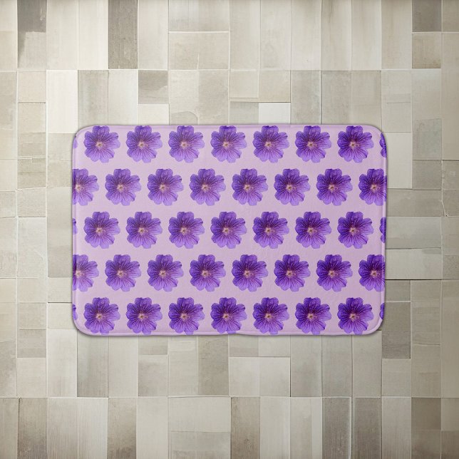 Tapis De Bain Fleur de géranium violet Motif sans couture sur (Purple Geranium flower seamless pattern on bath mat)