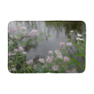 Tapis De Bain Fleurs sauvages roses près de l'eau Nature