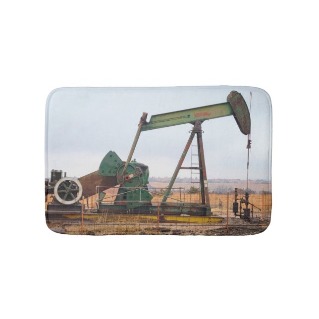 Tapis De Bain Grosse valise verte dans un champ pétrolier (Devant)