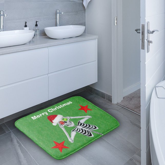 Tapis De Bain Joyeux Noël Squelette Ornament Eyes Étoiles Vert (Fun Merry Christmas green bath decor on bath rug with skeleton, Santa Hat, Red Stars and ornaments.)