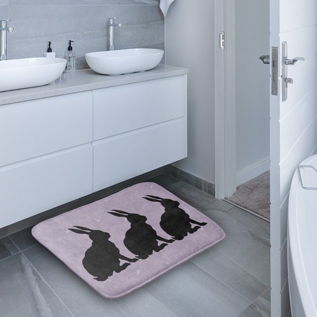 Tapis De Bain Lapin noir Silhouette Lapin de Pâques (Three sitting rabbits in black silhouette on marbled purple bath rug.)