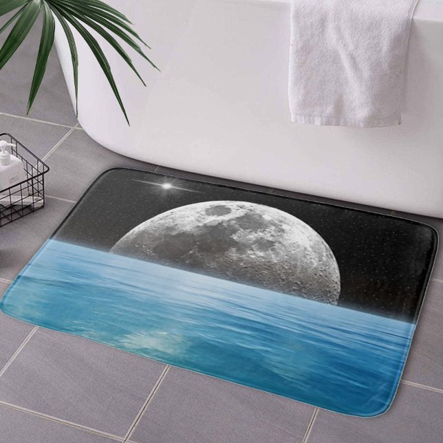 Tapis De Bain Lune au-dessus de l'océan (Moon Over the Ocean Bath Mat by Looly Elzayat
)