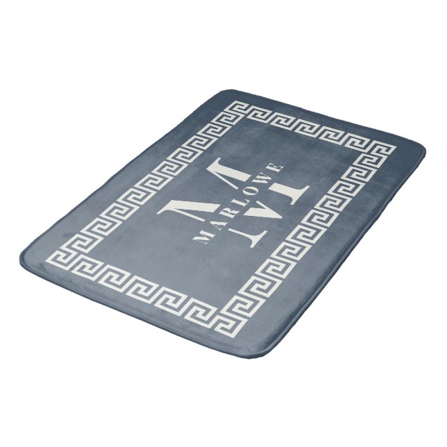 Tapis De Bain Monogramme moderne élégant Dusty bleu clé grecque  (Angle)