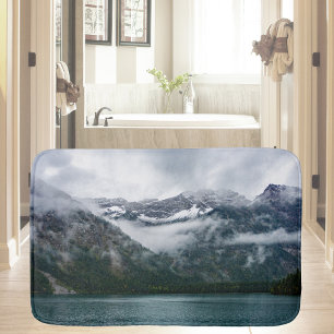 Tapis De Bain Montagnes neigeuses dans le brouillard au lac Plan