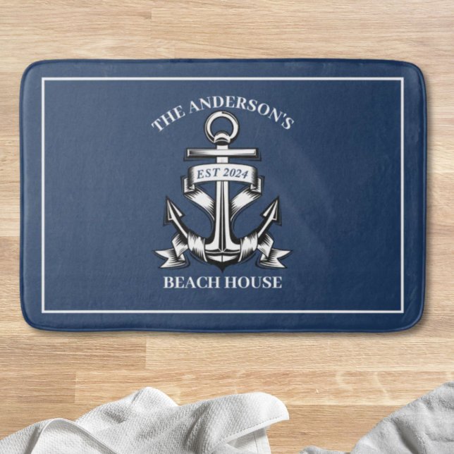 Tapis De Bain Nautical Beach House Nom de famille Est Ship Ancre (Nautical Beach House Family Name Est Ship Anchor Bath Mat)