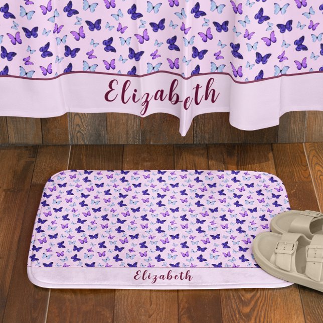 Tapis De Bain Papillon rose et violet mignon Nom personnalisé Fi (Créateur téléchargé)