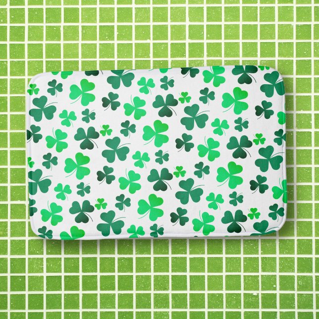 Tapis De Bain Pastel Green Shamrock feuille de trèfle sur blanc  (Créateur téléchargé)