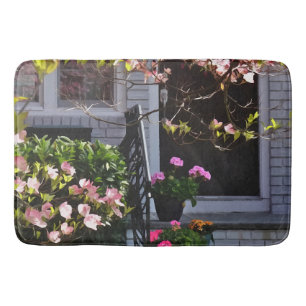 Tapis De Bain Pink Dogwood and Pots of Geraniums