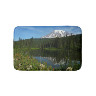 Tapis De Bain Reflet du lac du mont Rainier avec des fleurs sauv