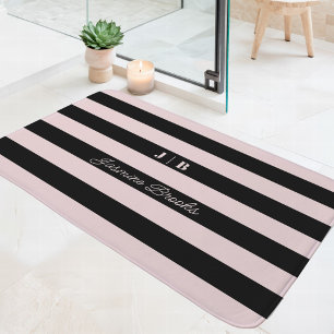 Tapis De Bain Rose Pâle Et Larges Rayures Noires Monogramme Nom
