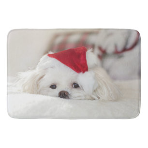 Tapis De Bain Un mignon chien blanc dans un Casquette de Noël ro