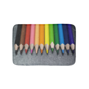 Tapis De Bain Une rangée de crayons colorés.