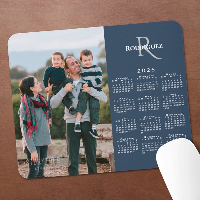 Tapis De Souris 2025 Calendrier Personnalisé Photo Monogramme Nom  (2025 Calendar Custom Photo Monogram Name Navy Blue Mouse Pad in situ)