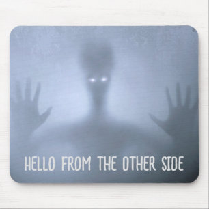 Tapis De Souris Alien éffrayant de l'esprit émergent du brouillard