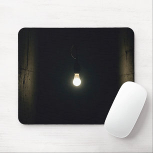 Tapis De Souris Ampoule Lumineuse Dans Une Salle Sombre