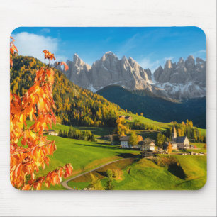 Tapis De Souris Automne dans un paysage de dolomites avec l'églis