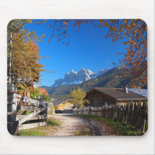 Tapis De Souris Automne dans un village dans les dolomites en