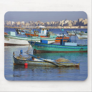 Tapis De Souris Bateaux de pêche colorés dans le port de