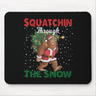 Tapis De Souris Bigfoot Noël Drôle Squatchin À Travers La Neige
