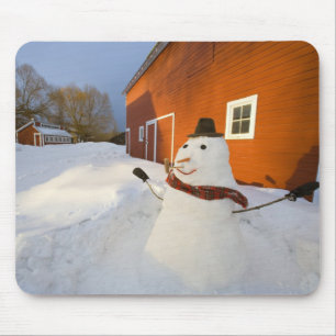 Tapis De Souris Bonhomme de neige devant la grange rouge en
