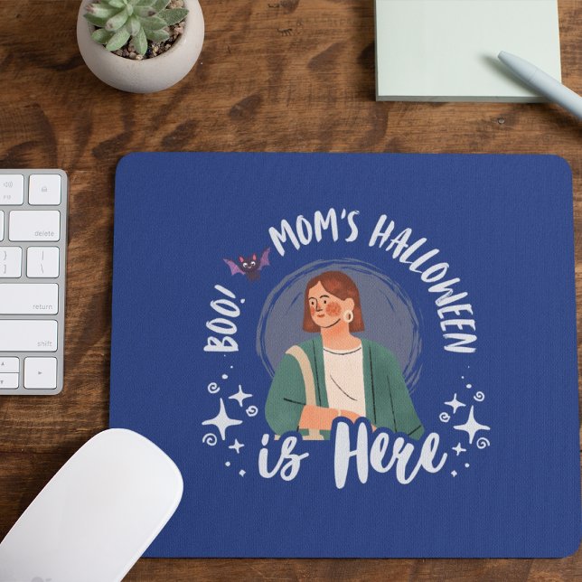 Tapis De Souris Boo ! L'Halloween de maman est ici (Boo! Mom's Halloween is Here Mousepad Cover from The Beekeeper Store)