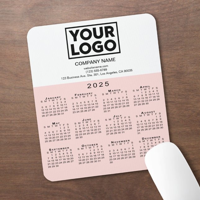 Tapis De Souris Calendrier 2025 Entreprise Logo et texte rose blan (2025 Calendar Company Logo and Text Pink White Mouse Pad in situ)