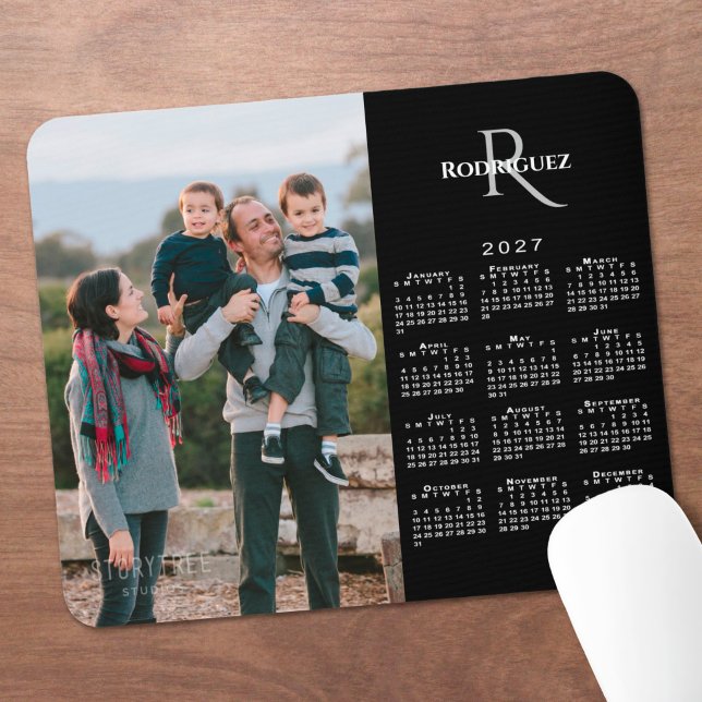 Tapis De Souris Calendrier 2027 Photo personnalisée Monogramme Nom (2027 Calendar Custom Photo Monogram Name Black Mouse Pad in situ)