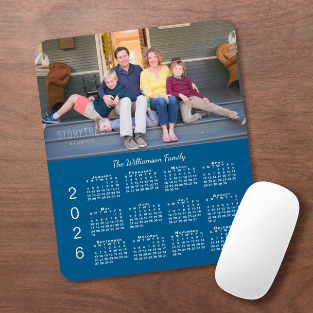 Tapis De Souris Calendrier personnalisé avec photo et nom bleu 202 (Personalized Photo Name Blue 2026 Calendar Mouse Pad, in situ)