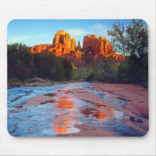 Tapis De Souris Cathedral Rock se reflétant à Oak Creek au Sunset