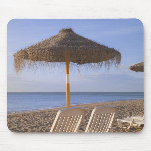 Tapis De Souris Chaises de plage de sable avec le parapluie (Devant)