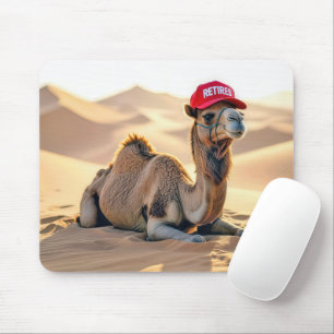 Tapis De Souris Chameau portant une casquette rouge de retraité